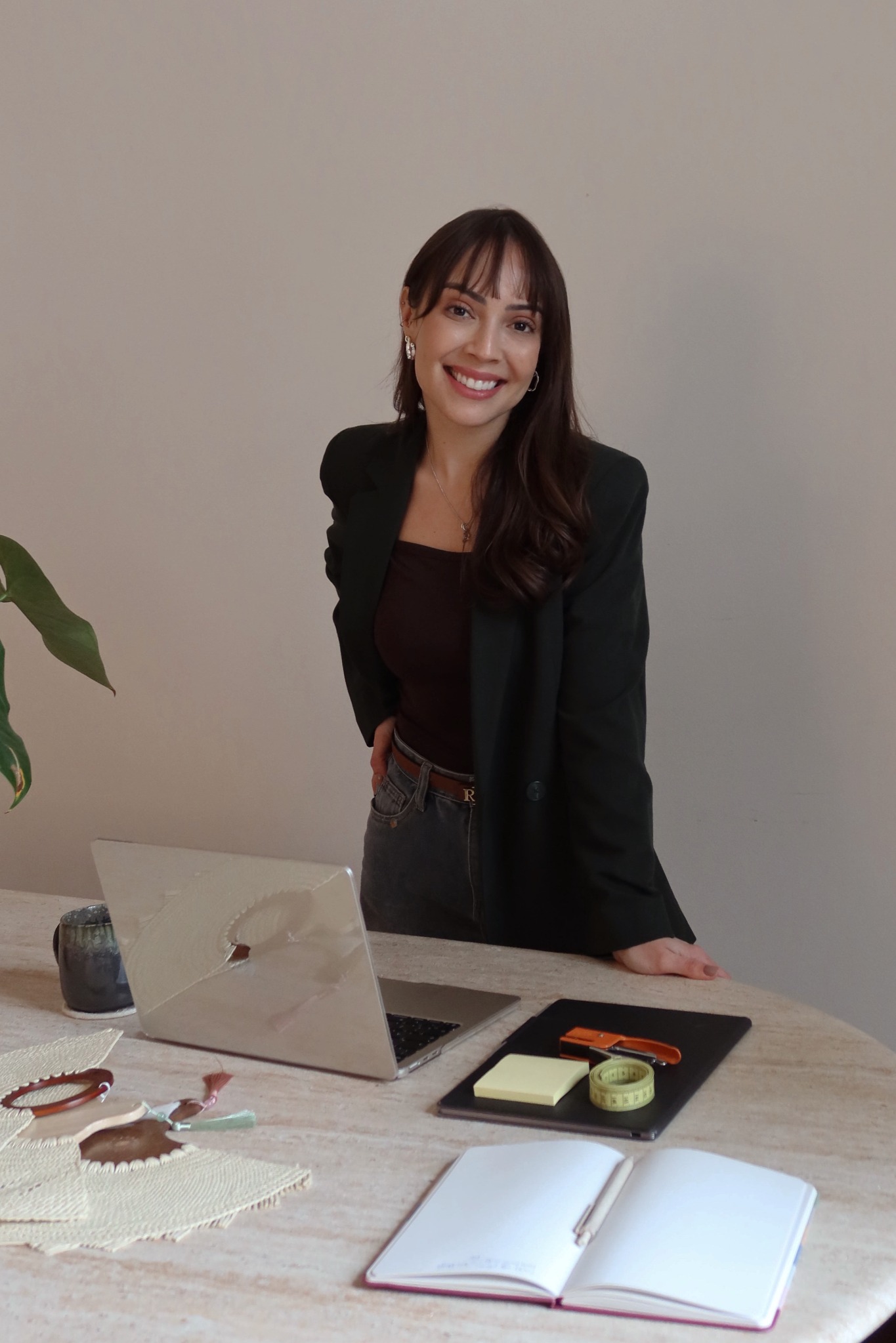 Karla Aguero em sua mesa de trabalho como wedding planner
